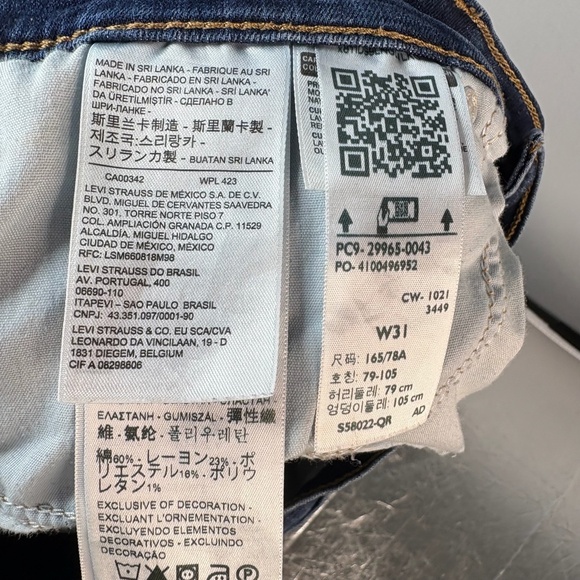 Levi's Mid Length Shorts - Medium Wash - Picture 7 of 9